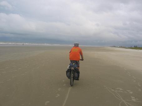 A imensidão da praia e o cicloturista