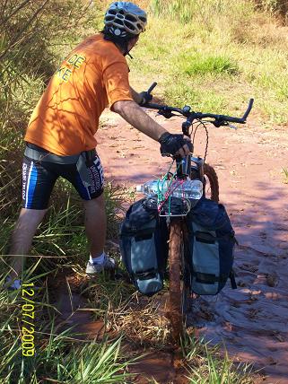 No meio da plantação tivemos dificuldades para passar por um trecho com lama devido à irrigação.