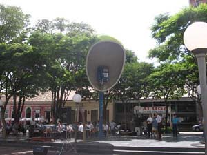 Orelhão gigante na Praça Padre Miguel