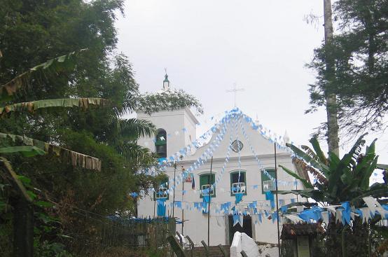 Igreja antiga no povoado de Freguesia de Santana