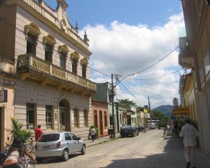 Rua com construções históricas